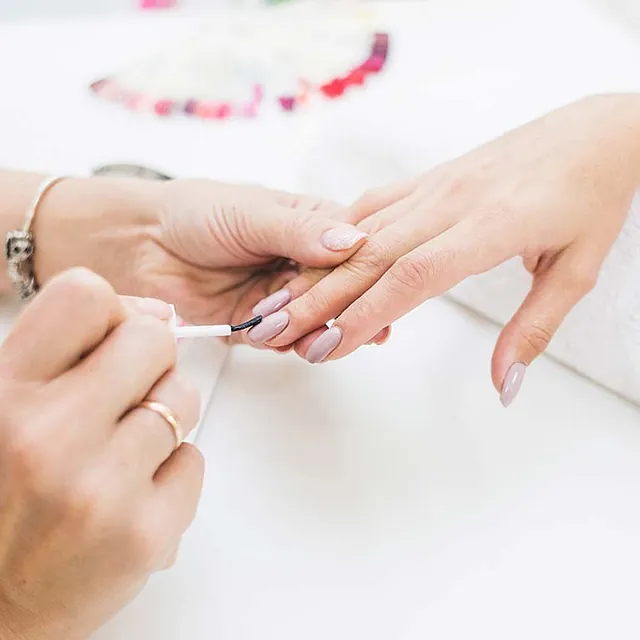 Chica en manicura