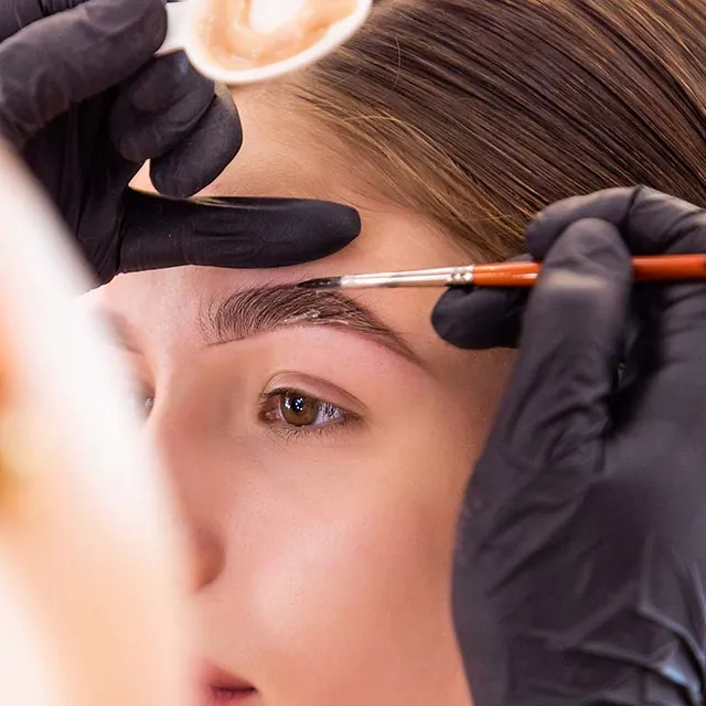 Mujer en diseño de cejas